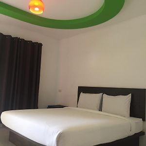 Zimmer mit Kingsize-Bett
